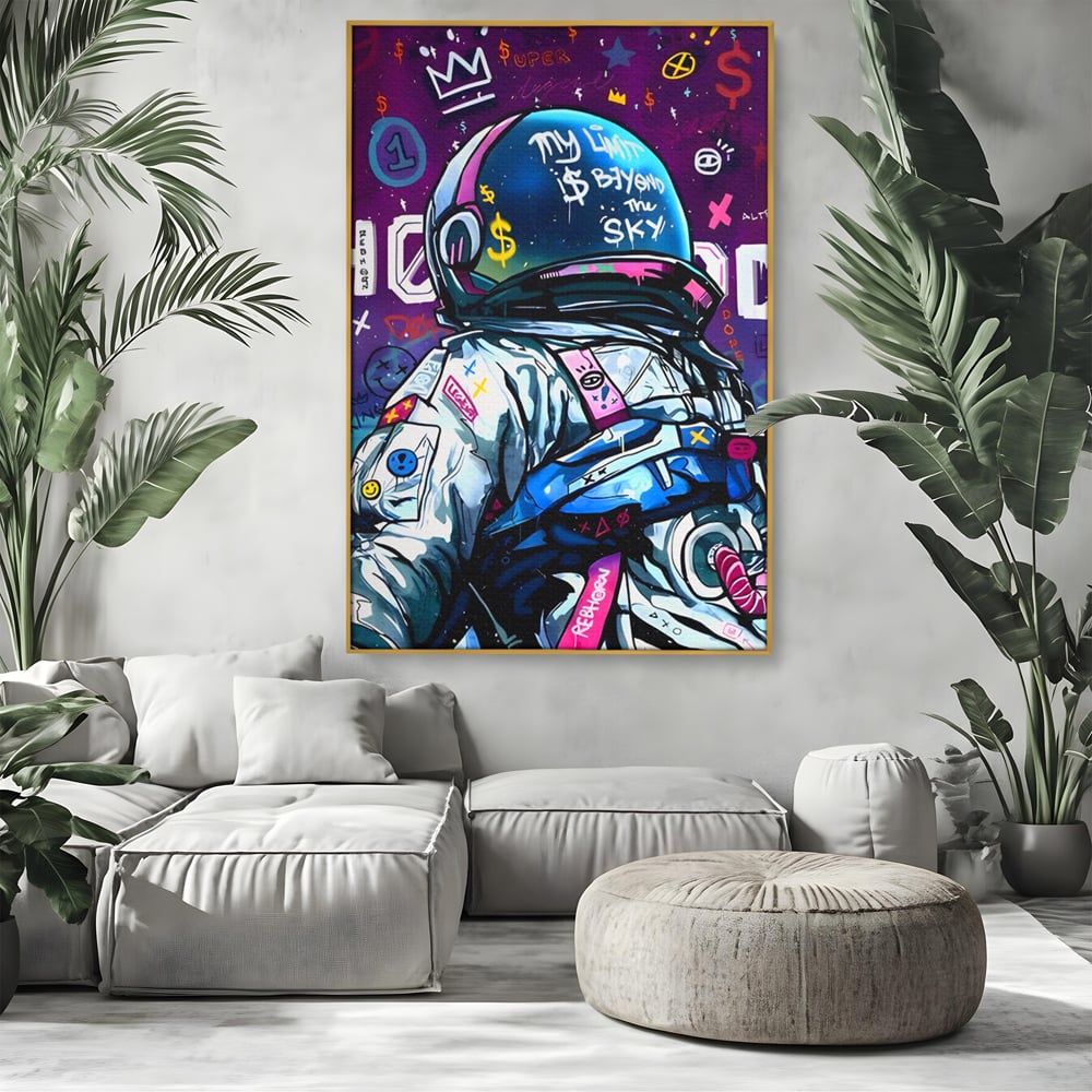 Tablou canvas cu tablou canvas cu astronaut graffiti, in rama de aluminiu auriu, pe perete intr-un living